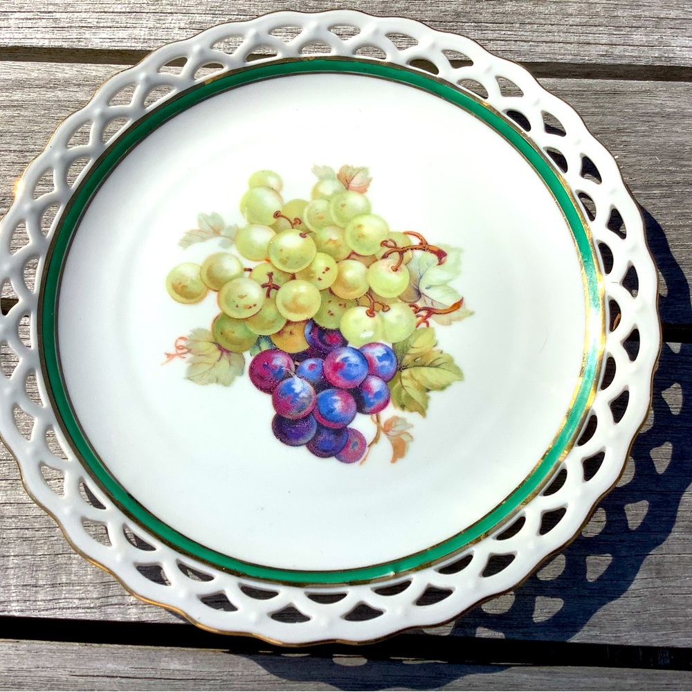 WINTERLING, BAVARIA GERMANY. PORCELAIN ANTIQUE PLATE. GRAPES. 7 3/4”.